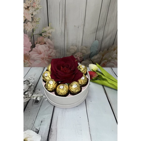 Fehér ajándékdoboz bársony hatású vörös rózsával és Ferrero Rocher pralinéval
