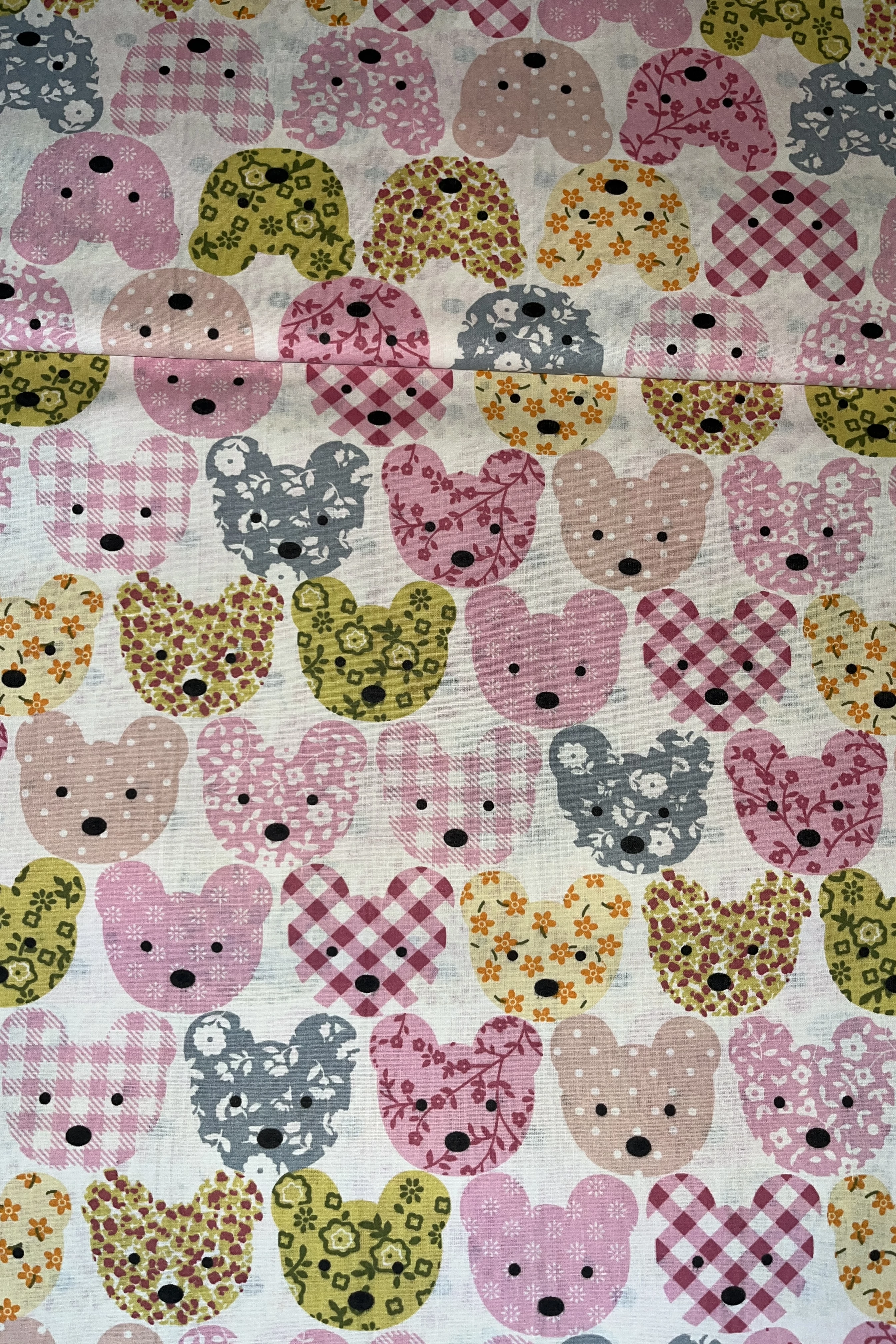 Fehér alapon színes patchwork cicafejes pamutvászon
