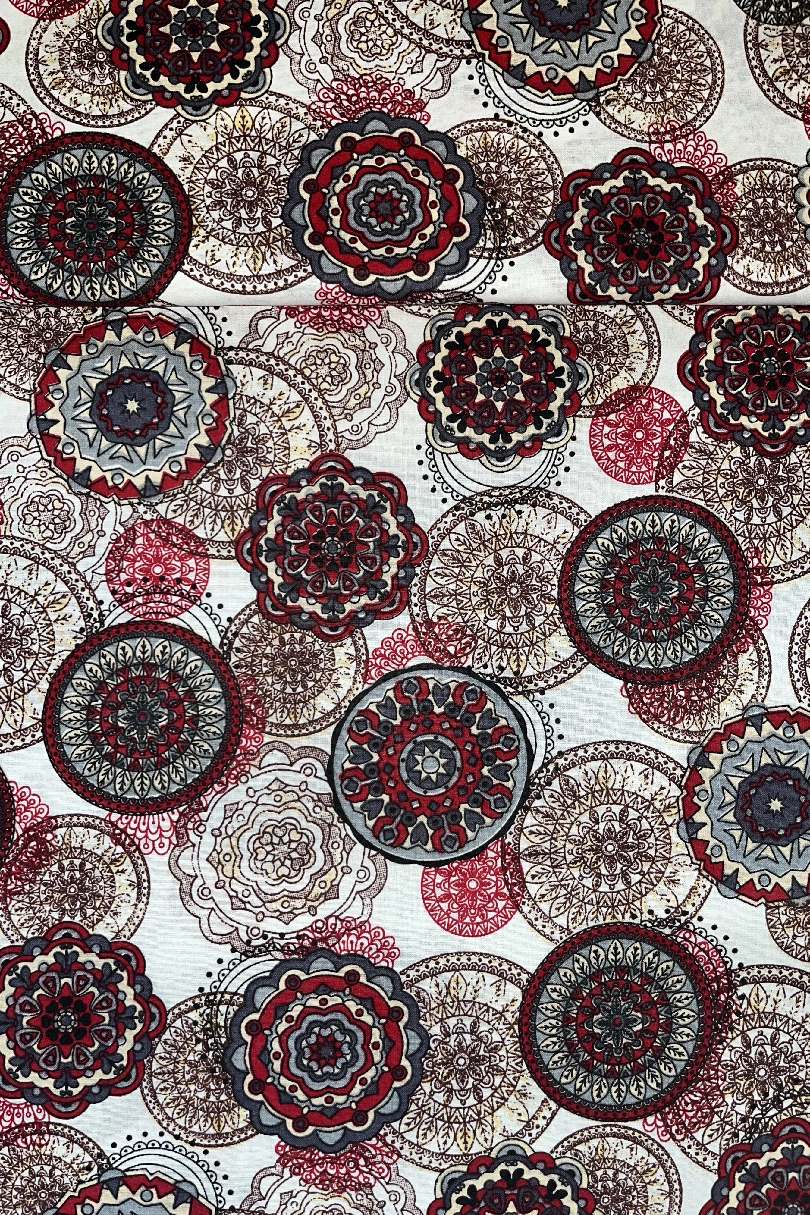 Bordó és szürke mandala mintás pamutvászon