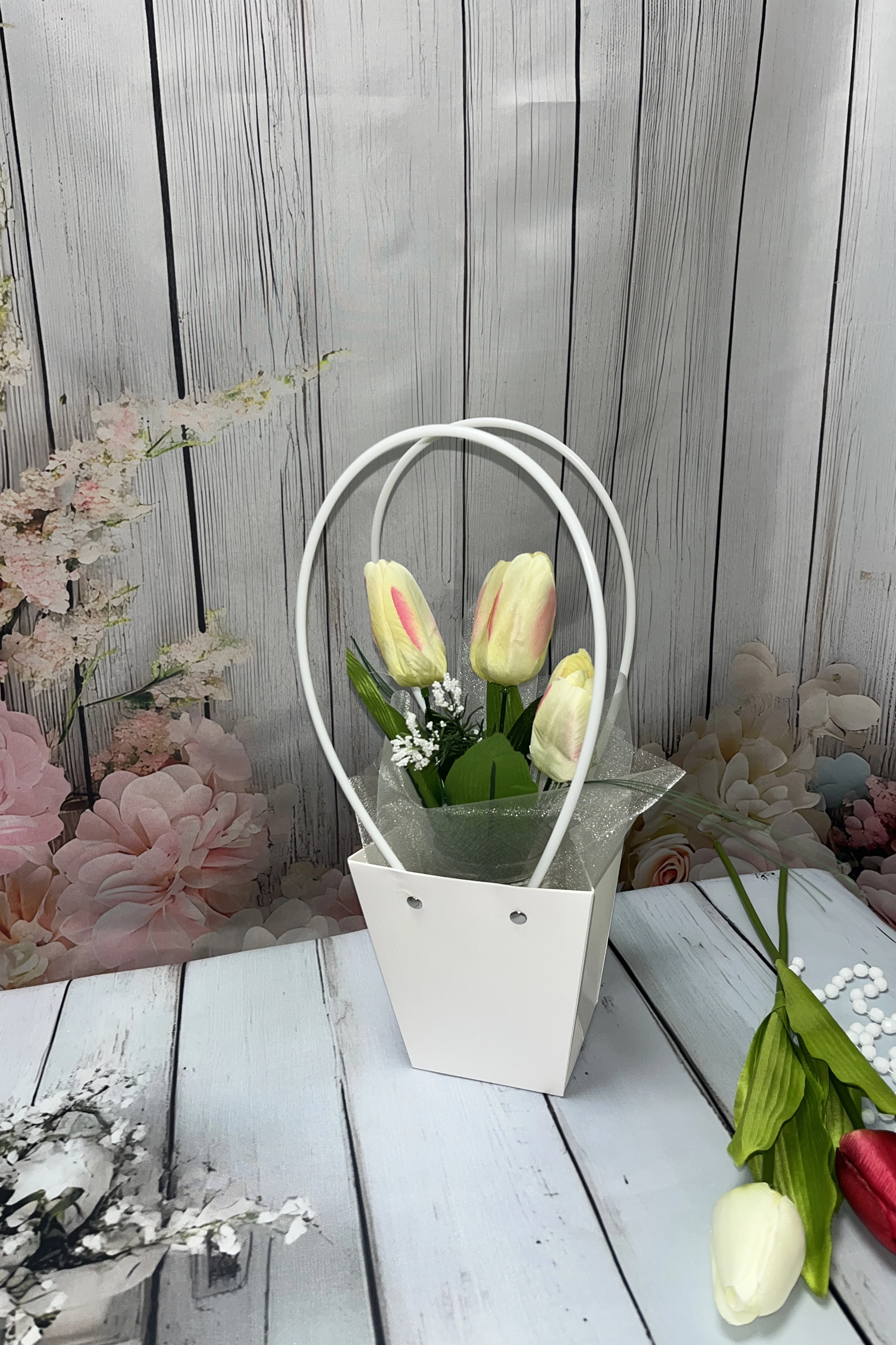 Krém színű tulipános selyemvirág kompozíció modern kézitáskában 
