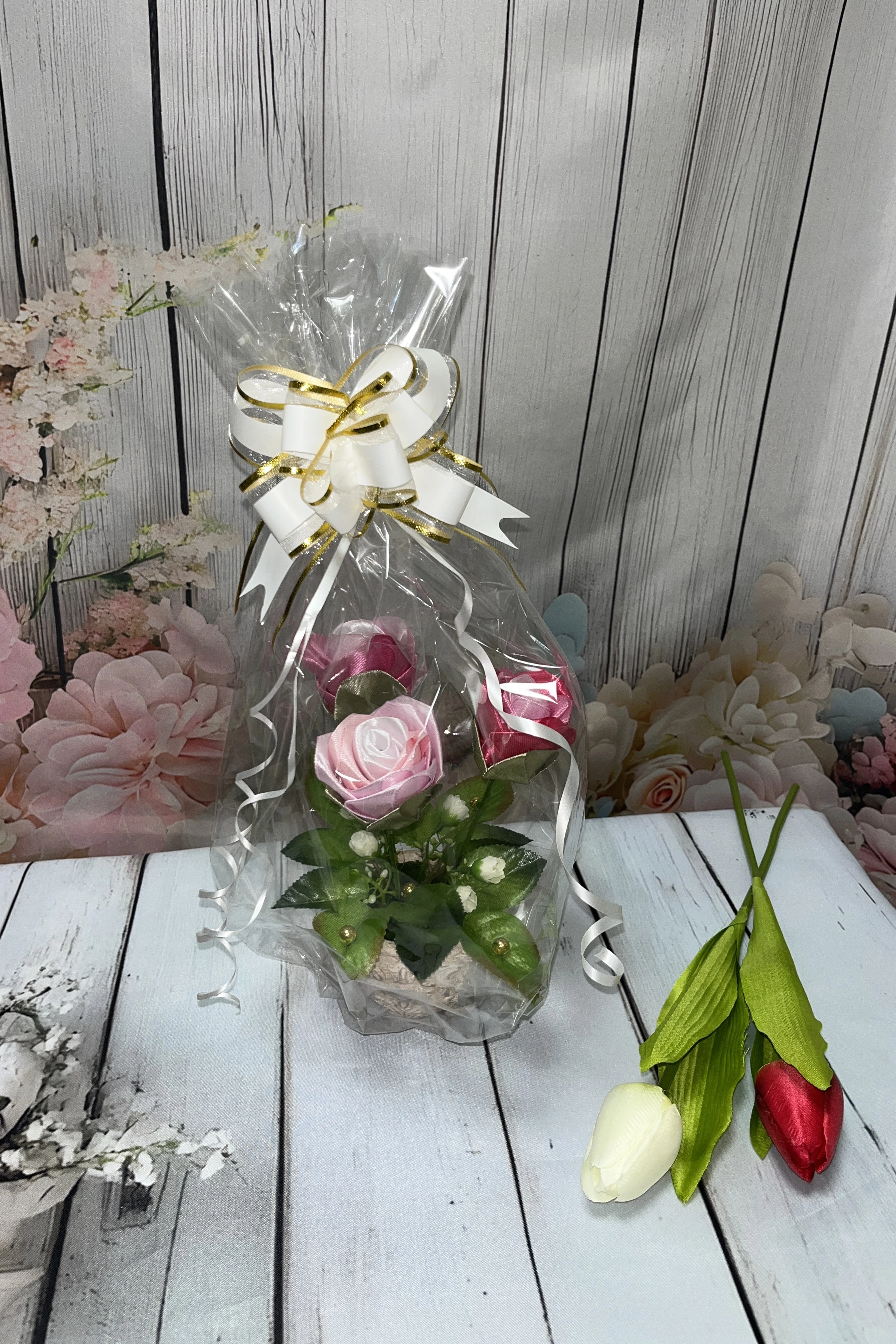 Kézzel készült selyemrózsa kaspóban – elegáns ajándékcsomag