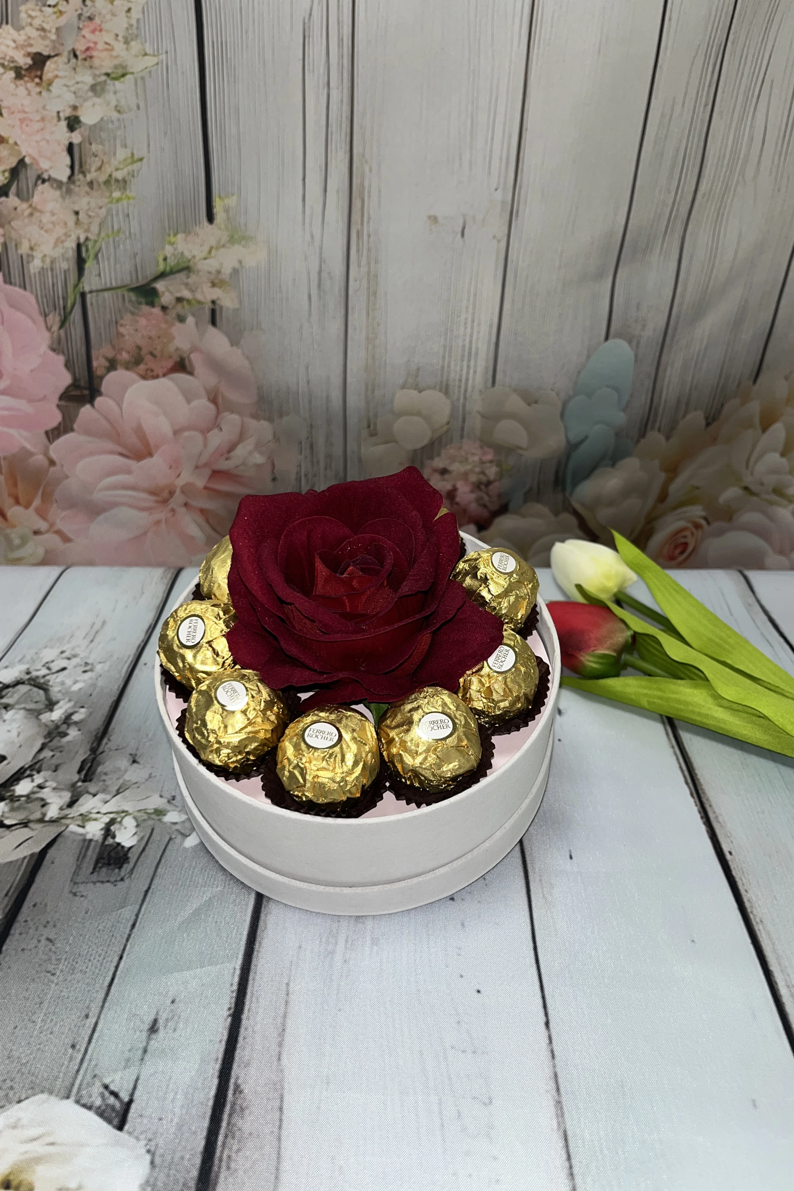 Fehér ajándékdoboz bársony hatású vörös rózsával és Ferrero Rocher pralinéval